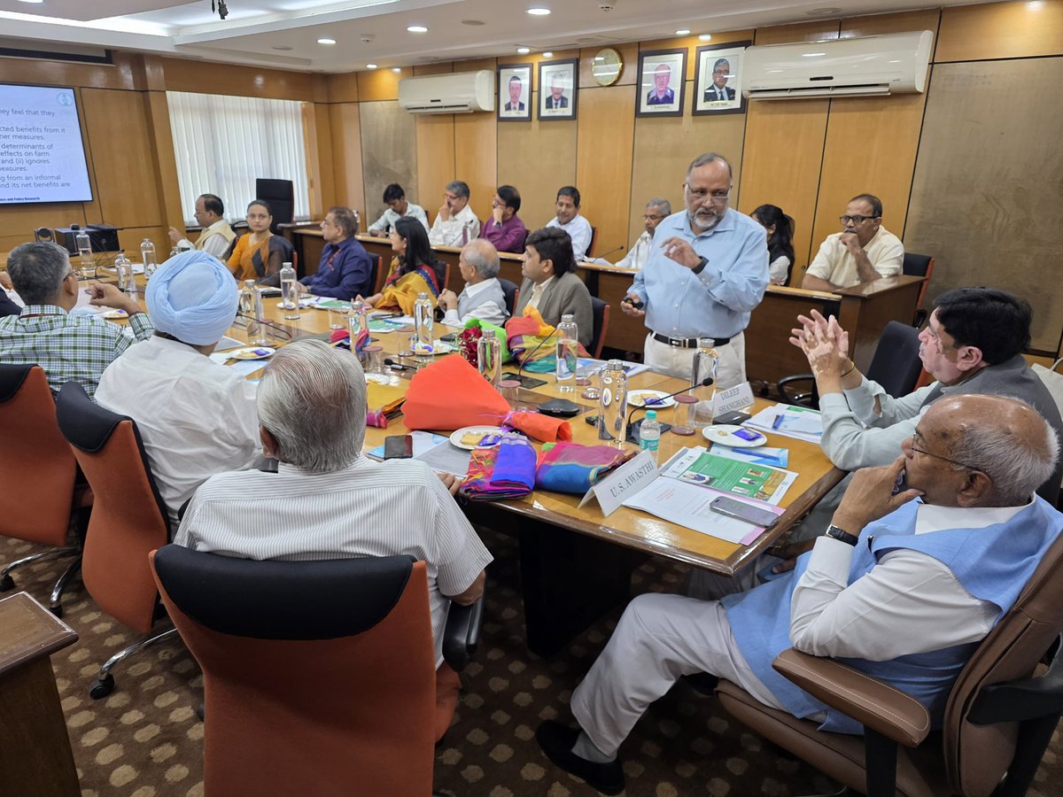 सहकारी वस्तु एवं आर्थिक क्षेत्रों के माध्यम से सहकारी आर्थिक ढांचे पर उच्च स्तरीय राष्ट्रीय गोलमेज बैठक में उपस्थित हूं, देश के विभिन्न स्थानों से पधारे महानुभाव द्वारा प्रस्तुत प्रस्तुति का अध्ययन कर रहा हूं। 

ICAR के डायरेक्टर डॉ पी एस बिरथल, इफको के प्रबंध निदेशक डॉ यू एस