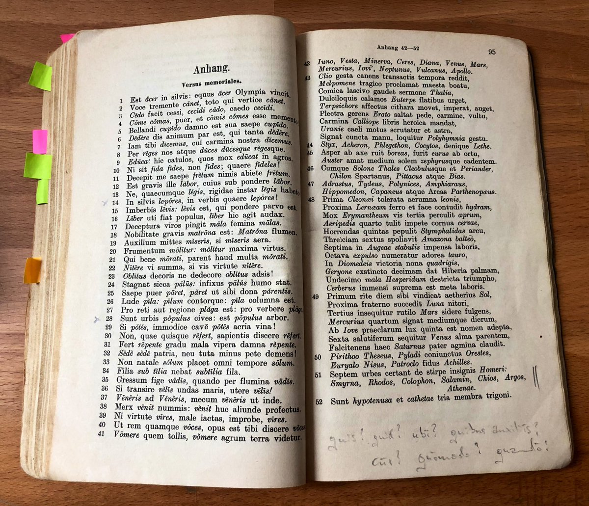 AGROS_edu's tweet image. Versūs memoriālēs. Mnemonic Lines.
Dactylic lines which, when memorized, help remember lists of names, vocabulary, also grammatical features.
Poetic meter is primarily a vehicle for memory! It wants to be your friend. 🎈🧸
📖 J. Siebelis: Tirocinium poeticum, 20th ed., 1916.