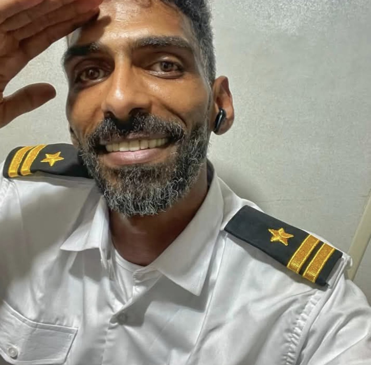 #إستغاثة 🆘🚨|| بلا طعام أو شراب.. مأساة 7 بحارة مصريين في عرض البحر بالإمارات..  #القصة_الكاملة

ناشد طاقم مصري مكون من 7 بحارة عالقين على متن السفينة "Petro 1"، التابعة لشركة Petrofleet، القنصلية العامة لجمهورية مصر العربية في دبي، سرعة التدخل لإنقاذهم بعد أشهر من المعاناة في