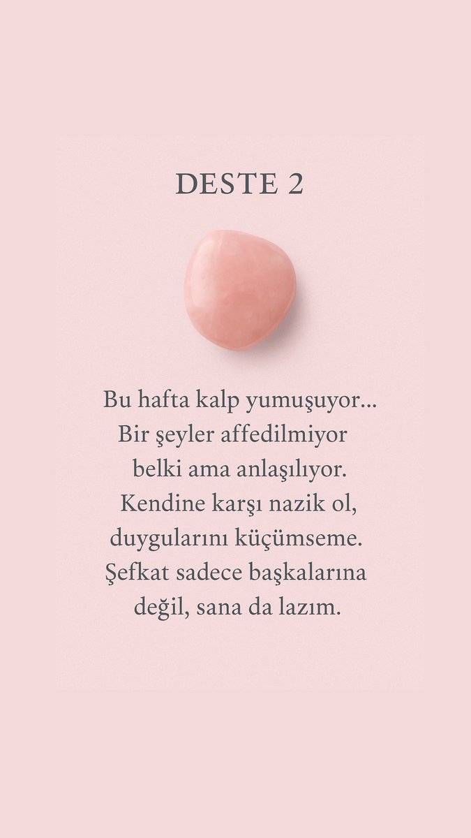 bennletanis's tweet photo. “Haftanın Mesajı – Deste Seç”
 Enerjiyi aktif etmek için yorumlara “Evet” yazmayı ve arkadaşlarınla paylaşmayı unutma ✨

Yeni bir haftaya başlarken…
Kalbini dinle, iç sesine güven.
Karşında 3 farklı deste var.
Sadece birini seç — sana en çok çekilen taş ya da sayı hangisiyse o.

1 – 2 – 3
Mesajını görmek için sola kaydır.

Deste 1 Mesajı – Ametist

“Sessizliğin içinde büyüyen bir sezgi var.
Bu hafta iç sesin senin en büyük rehberin olacak.
Zihnini susturduğunda, kalbinin yolunu duyacaksın.
Kendine güven, ruhun sana zaten fısıldıyor.”

Deste 2 Mesajı – Pembe Kuvars

“Bu hafta kalp yumuşuyor…
Bir şeyler affedilmiyor belki ama anlaşılıyor.
Kendine karşı nazik ol, duygularını küçümseme.
Şefkat sadece başkalarına değil, sana da lazım.”

Deste 3 Mesajı – Kaplan Gözü

“Kararsızlık yorgunluk yaratır.
Bu hafta netlik kazanmak için korkularınla yüzleşebilirsin.
Güç içindeydi zaten.
Sadece seni yönlendiren sessiz cesareti görmeye ihtiyacın var.”