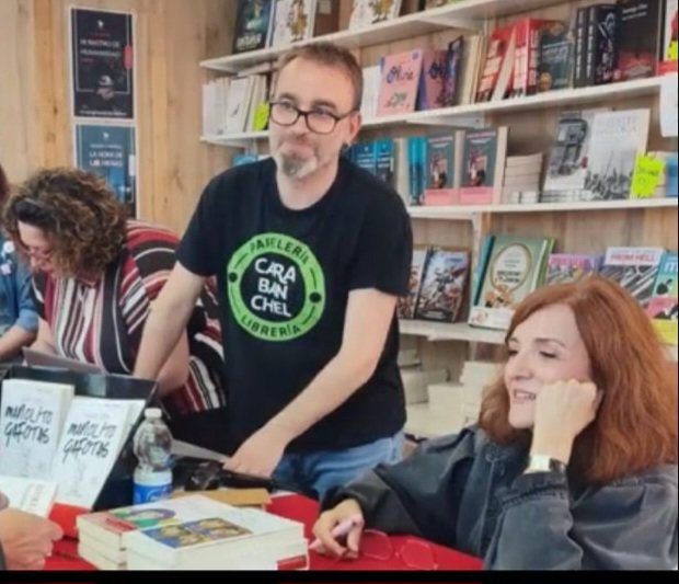 NuriaSedAlm's tweet photo. Firmando en la misma caseta que la gran Elvira Lindo. Un sueño 🥰 https://t.co/v23NTqzi84