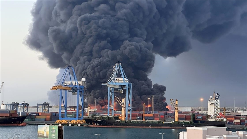 anadoluajansi's tweet photo. Sudan'ın idari merkezi konumundaki Port Sudan'da bulunan Güney Limanı'nda patlamalar ve yangınlar meydana geldi https://t.co/tw0v3vrPbU https://t.co/hbwsxZzy9z
