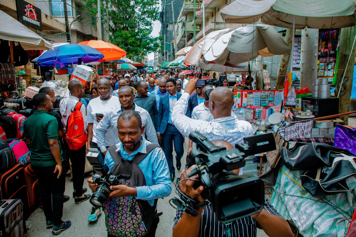 DKT.JAFO MGUU KWA MGUU KARIAKOO.

Waziri wa Viwanda na Biashara, Dkt. Selemani Jafo (Mb) akitembelea Soko la Kariakoo kwa lengo la kuona na kukagua shughuli mbalimbali za biashara zinavyofanyika pamoja na kuona utekelezaji wa Kamati ya tathmini ya ufanyaji biashara wa wazawa na