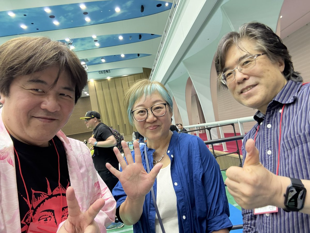 saint_peach's tweet photo. #TGMS2025 撤収時
#おかんP こと藤田晴美さんと
ゲーマデリックマロと一緒に
この2人のタッグで
#FlyingPowerDisc 2の
エキサイティングな音楽が
生まれました
お帰りになろうとしてた藤田さんを
お引き留めしての記念撮影📸
ありがとうございました!
#gamadelic
#dotemu
#dataeast
#TGMS2025 https://t.co/1JWTTUjDXN