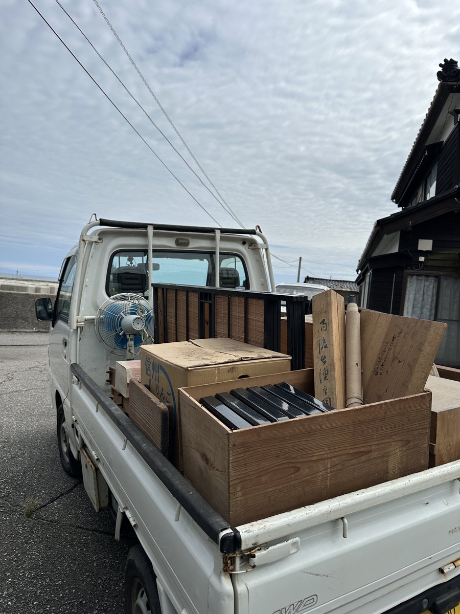 今日から能登。築100年の家から古物レスキュー。レトロな扇風機も実働でした。輪島塗の御膳の箱書きには「能登之國風戸浦」って書いてあるのかな？