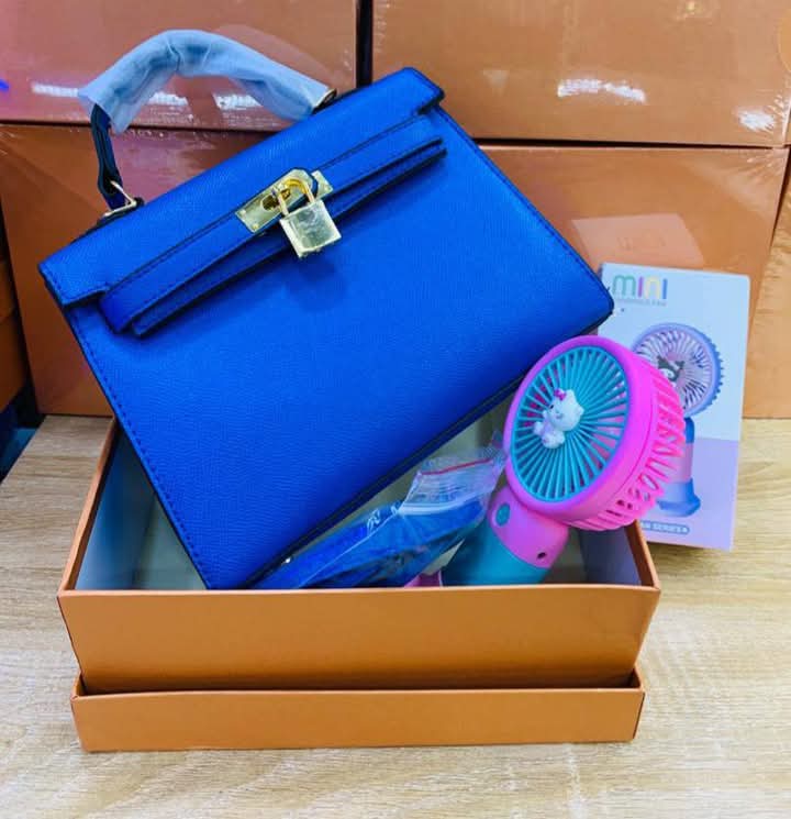 Naya_stores's tweet image. See eh, we are giving away a FREE hand fan when you buy this one special bag. I only have 5 of these bags left, and once they are gone, they are gone. Hurry, place your order before it’s too late
Price- 25,000
Location- Anambra state 

#100DVC #100daysconsistencychallenge