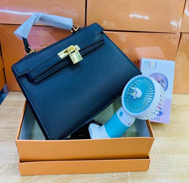 Naya_stores's tweet image. See eh, we are giving away a FREE hand fan when you buy this one special bag. I only have 5 of these bags left, and once they are gone, they are gone. Hurry, place your order before it’s too late
Price- 25,000
Location- Anambra state 

#100DVC #100daysconsistencychallenge