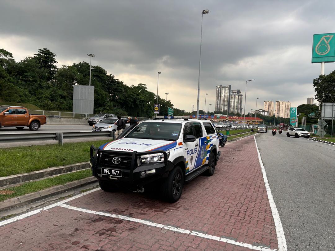 bernamadotcom's tweet photo. Wanita maut tercampak dari van di Lebuhraya KESAS
https://t.co/DQpODf0j8g
📸 Orang awam
#BernamaNews
#KESAS https://t.co/Dw9dJtvaaT