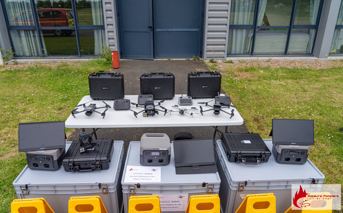 SDIS41's tweet image. Aujourd’hui, nous célébrons la Journée Internationale des Drones, une occasion idéale pour mettre en lumière ces outils innovants qui jouent un rôle essentiel dans nos missions. Au #SDIS41, la spécialité #ATLAS41 est composée de 13 #sapeurspompiers télépilotes.