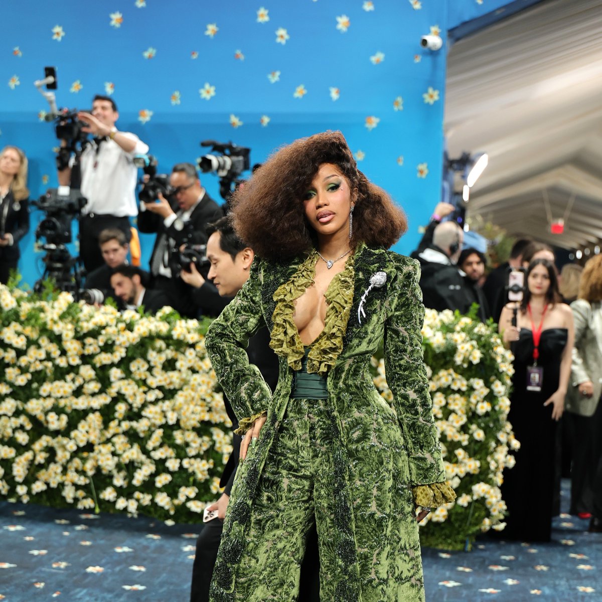 Bringing superfine to the #MetGala red carpet 😍

#ROSÉ 
#Charlixcx 
#DuaLipa 
#CardiB