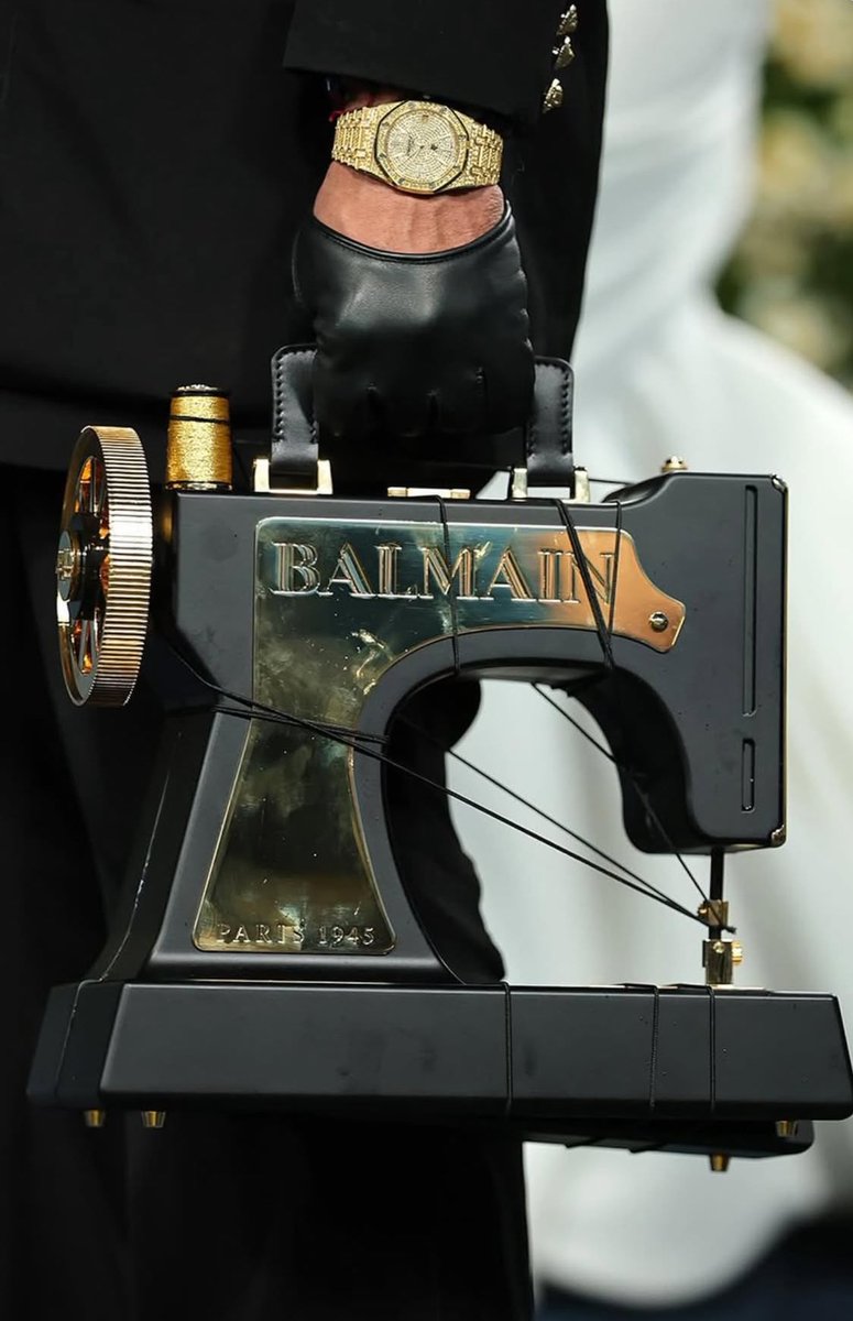 The SEWING MACHINE bag of Olivier Rousteing by ✨Balmain✨ for the Met Gala. 🪡
