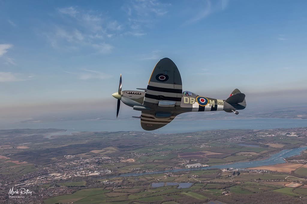 Isleofwight's tweet photo. A pretty special way to view the Island 🛩️
📌 Isle of Wight
📸 Mark Rutley
#explorebritain #england #capturingbritain #visitengland #visitisleofwight #exploreisleofwight #greatphoto #coastline #atmospheric #whataview #spitfire #viewfromabove #aviation #flight #magical https://t.co/blEBok4rec