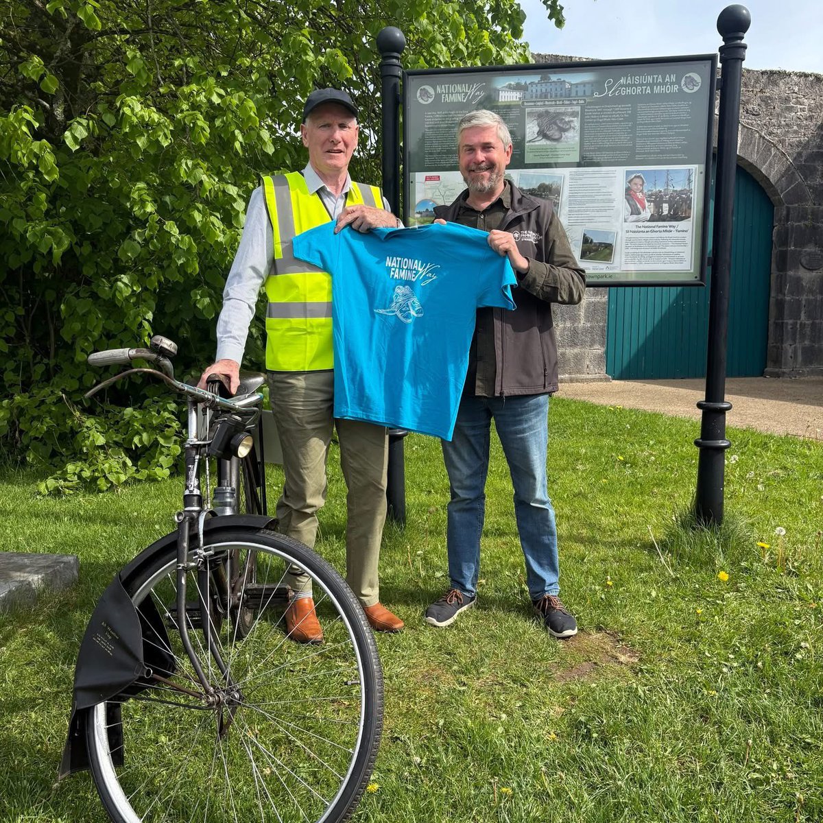famineway's tweet image. Congratulations Gregory 👏
Gregory cycled the National Famine Way (165km) on his 1960 Vintage Raleigh Bike in aid of 'Help Our Homeless 🚲
Over 3 days Gregory cycled from Strokestown Park to EPIC The Irish Emigration Museum
idonate.ie/event/CharityC…