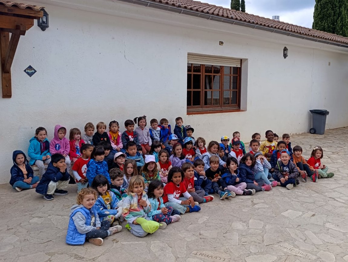 🚌 Els nostres petits exploradors i exploradores d’Infantil ja han arribat a la casa de colònies Cal Diable! 😈 Els hi esperen jocs, natura i mooooltes rialles! Comença l'aventura!🌲🏕️ #ColòniesCalDiable