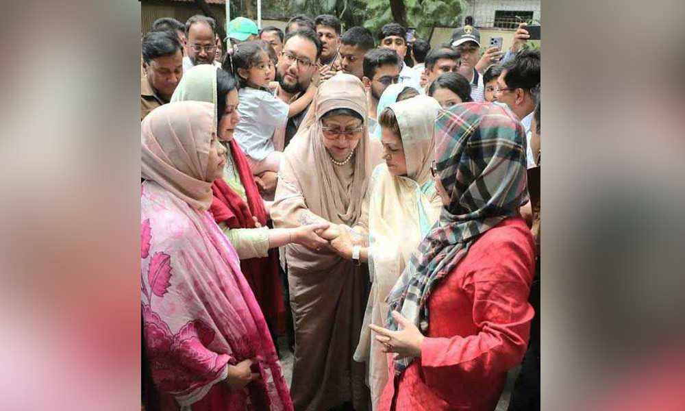 পায়ে হেঁটে ফিরোজায় ঢুকলেন খালেদা জিয়া