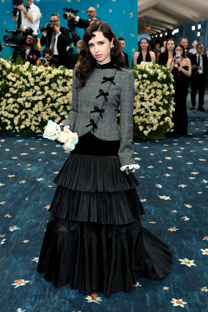 Dheepanratnam's tweet photo. Clairo graced the #MetGala2025 carpet! ✨
#Clairo #MetGala #MetGalaStyle https://t.co/Nw6FebACeN
