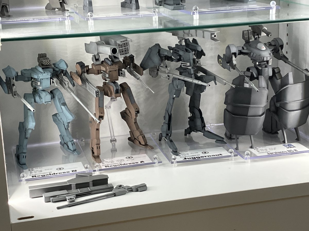鉄騎/鉄騎大戦 ジュガノート完成。スケールは1/144。武装含めてかなり重いが、脚部をほぼ固定で作ったので全然問題なし。多分レールガン2本搭載しても自壊しない。旧作ジュガノートはかなり小さくなってしまったが、今回のものが適正サイズなはず。こうしてみるとジャララックスも多分小さい。。。
