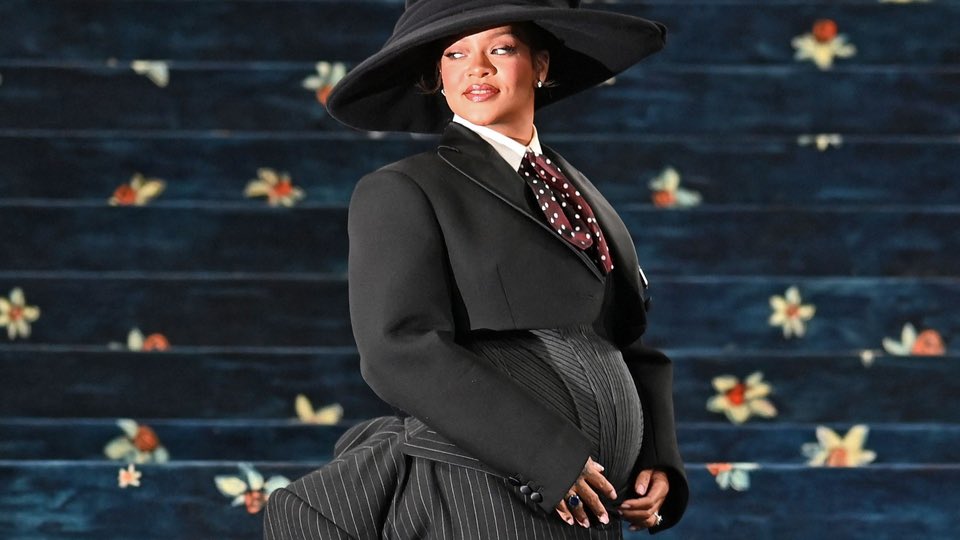 Angegvby's tweet image. Un champ ne peut porter des fruits nouveaux si chaque saison, il est déjà ensemencé. Tant que le semeur ne suspend pas sa main, le chant de la moisson restera silence. 

#BabyFactory #AlbumOnHold