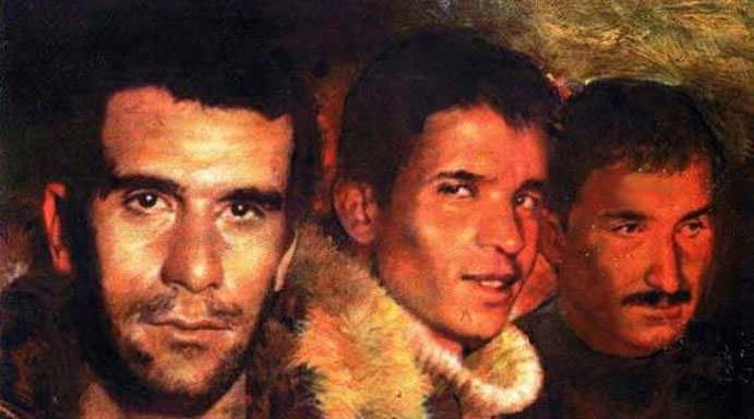 6 Mayıs 1972

Bu topraklarda üç devrimci, bir gecede idam edildi.
Sistem korkuyordu; çünkü onlar korkmuyordu.
- Deniz Gezmiş
- Yusuf Aslan
- Hüseyin İnan

Onlar darağacında boyun eğmediler.
“Yaşasın tam bağımsız Türkiye!” diye haykırarak öldüler.
Ama aslında öldürülmediler,