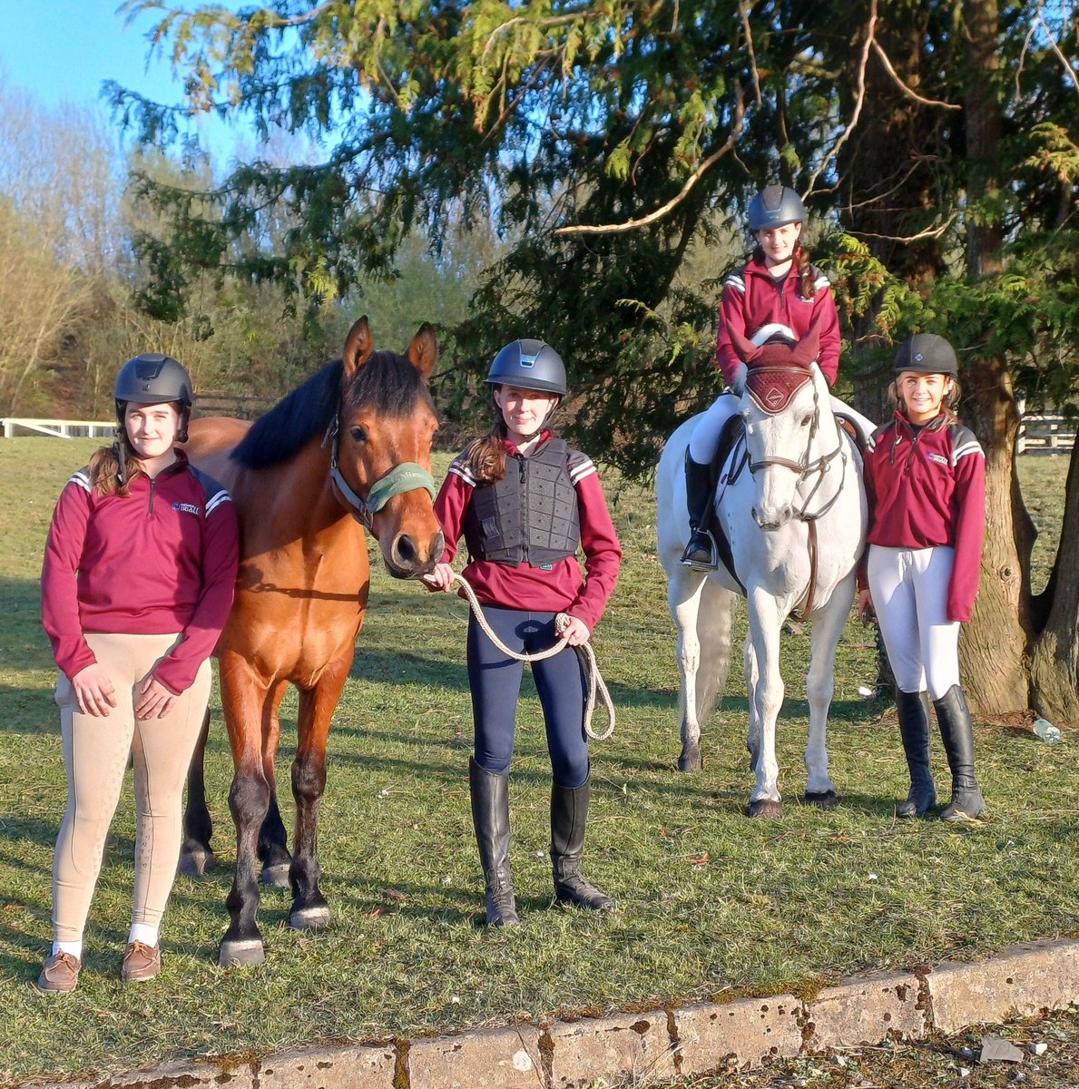 Coláiste Oiriall’s Showjumping team. An ceathrar dalta a ghlac páirt Chomórtas seóléim scoileanna Ecclesville le gairid, Madison Nic Giolla Phádraig, Saoirse Pritchard, Orla Nic Cearáin agus Ella Ní Shearcaigh. Maith sibh.