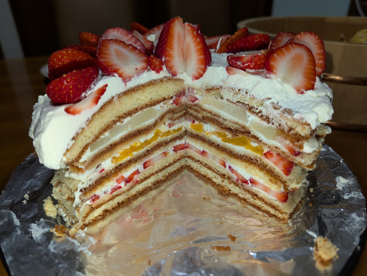 収穫したイチゴで誕生日ケーキ🎂