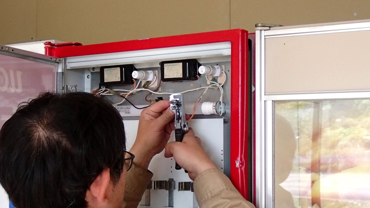 ご声援ありがとうございます！
写真の飲料自販機の試運転を始めました。冷却機構はレトロ自販機のアキレス腱ですが幸い、いずれもにも調子良さそうです。
照明まわりはいずれも古い電化製品あるあるで劣化破損していたのですが、LED化と共に修理しました。結構手間が掛かってしまいました