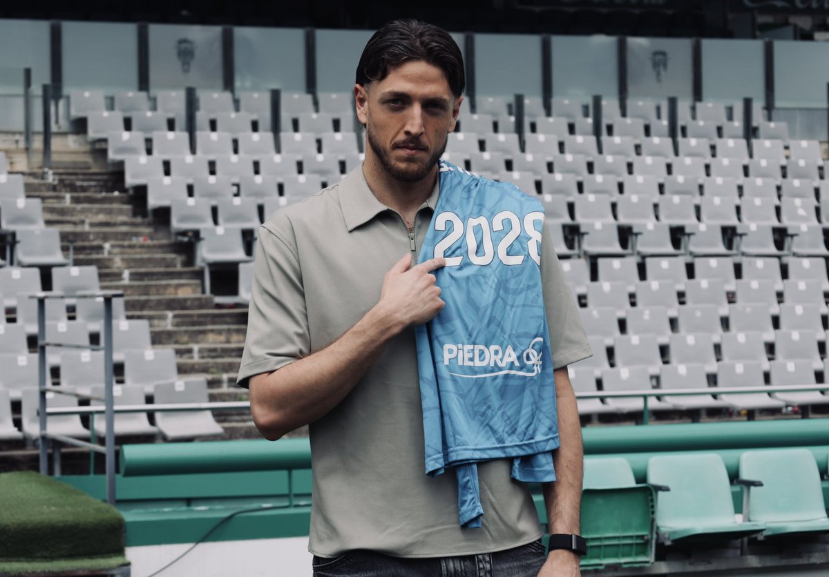 CordobaCF_ofi's tweet photo. 📸 Las imágenes del acto de renovación de @CarlosMarin97 hasta 𝟐𝟎𝟐𝟖

#CórdobaCF | #LaLigaHypermotion https://t.co/be0Ul1VTgi