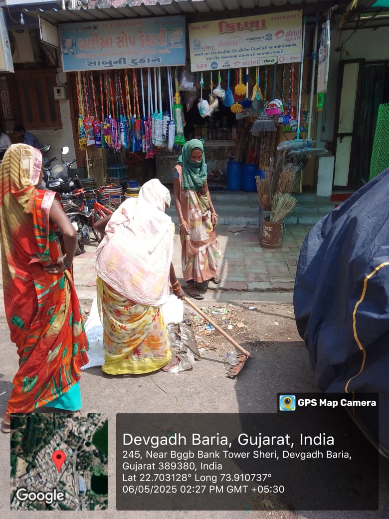 દેવગઢબારિયા ખાતે ભારે વાવાઝોડાને લીધે બંધ થયેલ વિવિધ માર્ગોની દેવગઢ બારિયા નગરપાલિકા દ્વારા વિવિધ ટીમ બનાવવી સાફ સફાઈની કામગીરી કરવામાં આવી રહી છે. <a href="/CMOGuj/">CMO Gujarat</a> <a href="/revenuegujarat/">Revenue Dep. Gujarat</a> <a href="/JayantiRavi/">Jayanti Ravi</a>
