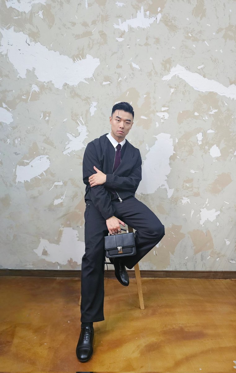 Mil ganas de enseñaros la nueva sesión de fotos que hice hoy! Aquí una perri hecha con el móvil pero sirve como teaser del vibe y el fit 🔥