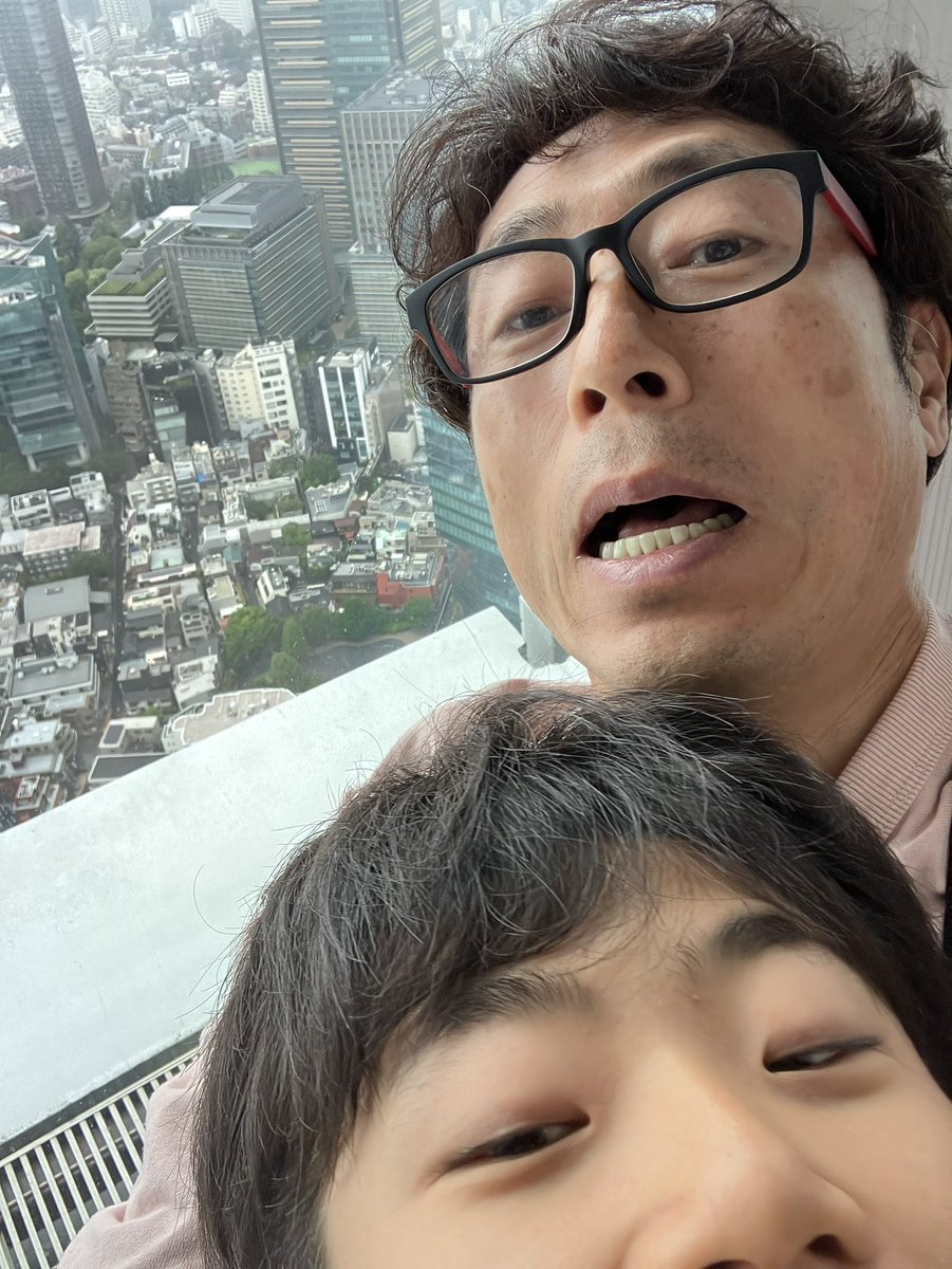 G.Wラストは息子と六本木ヒルズ開催中のゴジラ・THE・アート展へ。3歳くらいで父きっかけでゴジラにハマった息子。今やゴジラの知識は父をはるかに超えて、ゴジラエピソードではマウントをとってくる。嬉しさもあり悔しさもあり。
腕相撲だけは絶対に負けないよう…
日々鍛錬です。