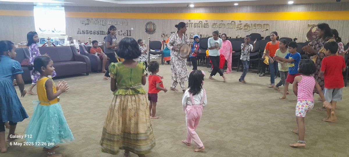 ACLChennai's tweet image. அண்ணா நூற்றாண்டு நூலக குழந்தைகள் பிரிவின் கோடை கொண்டாட்டத்தில் இன்னைக்கு நடன பயிற்சி பட்டறை சூப்பர் ஹிட்! திருமிகு. அந்தோணி ஜானகி அவங்க நடனம் கத்துக்கொடுத்தாங்க. குட்டீஸ் வேற லெவல்ல ஆடிட்டாங்க! 🤩#AnnaCentenaryLibrary #SummerVibes #KidsDance #DanceWorkshop #ChennaiKids