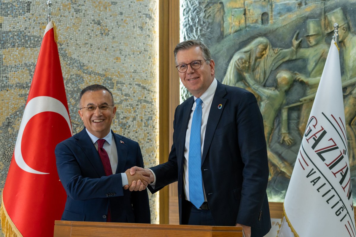 IOM Türkiye (@iomturkiye) on Twitter photo Gaziantep Valisi <a href="/kemalcebervali/">Kemal Çeber</a> ile de görüşen <a href="/ArthurErken/">Arthur Erken</a>, Gaziantep’in sosyal uyumu güçlendirmeye yönelik çalışmalarını takdir ettiklerini ve IOM'nin kapsayıcı göç yönetimi politikalarının geliştirilmesi ve uygulanmasına destek verme konusundaki kararlılığını iletti. Gaziantep Valisi <a href="/kemalcebervali/">Kemal Çeber</a> ile de görüşen <a href="/ArthurErken/">Arthur Erken</a>, Gaziantep’in sosyal uyumu güçlendirmeye yönelik çalışmalarını takdir ettiklerini ve IOM'nin kapsayıcı göç yönetimi politikalarının geliştirilmesi ve uygulanmasına destek verme konusundaki kararlılığını iletti.
