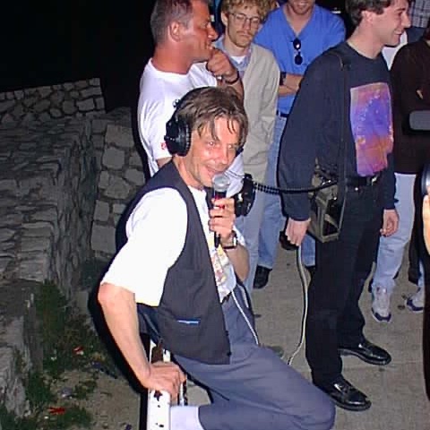 Marginal clochardisé, il a côtoyé J-L Delarue, Manu Payet, Hanouna, Dubosc. A participé à une soirée VIP à NYC avec Jennifer Lopez, Jean Reno, Matthew Broderick, Nick Nolte. 20 ans pile après sa mort dans la misère, Gérard de Suresnes renaît de la plus dingue des manières 1/X