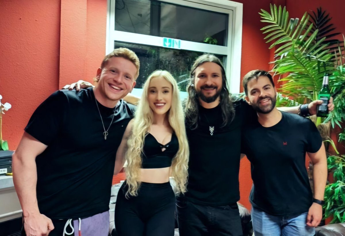 Lovely to meet you <a href="/JulieElvenMusic/">Julie Elven 🎶</a> ❤️🎵
Tour fun with <a href="/ColmRMcGuinness/">Colm R. McGuinness</a>