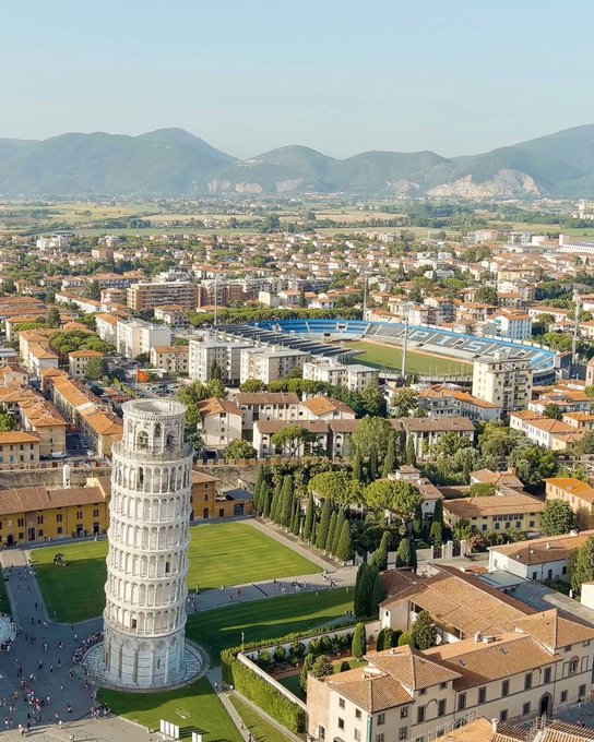 A torre de Pisa e sua proximidade com o estádio do Pisa, o time local