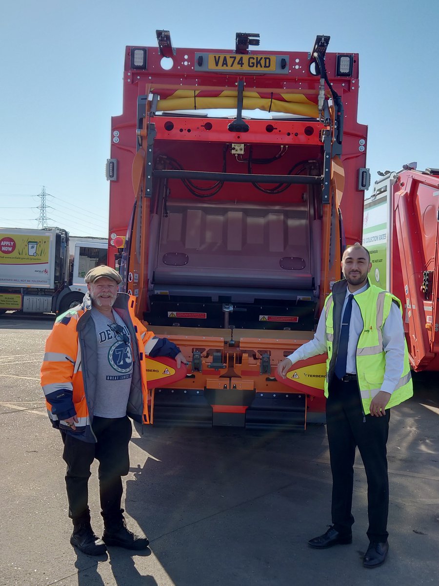 We've bought two new 26-tonne high-tech bin lorries to collect rubbish and recycling from homes across Enfield. The vehicles were unveiled by the Leader of the Council and Cllr Rick Jewell at the Council's Morson Road depot. Read more here: orlo.uk/ddERU #CleanerEnfield