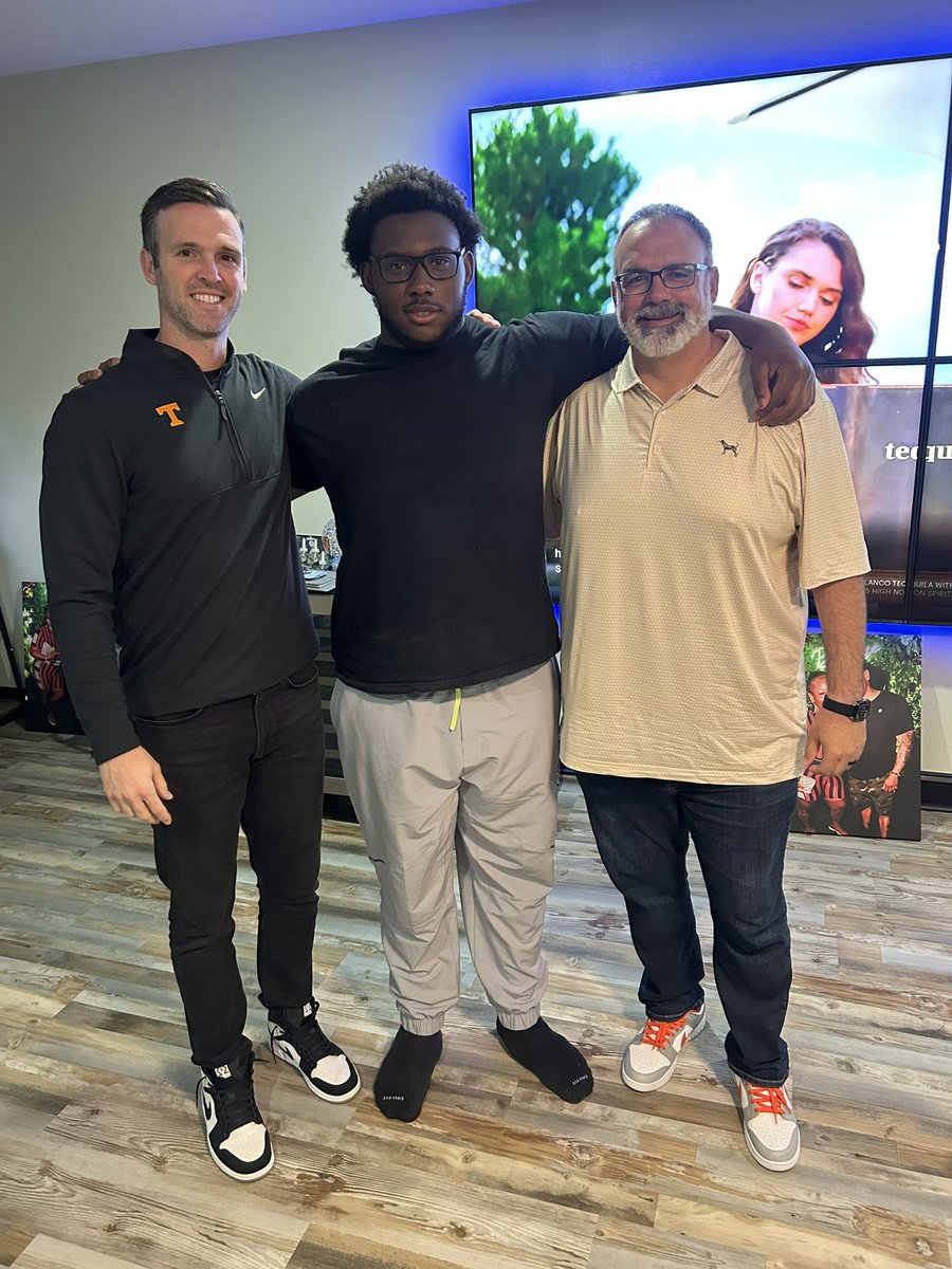 ᴇᴅᴡᴀʀᴅ”ʙɪɢ ꜱᴋɪʟʟꜱ”ʙᴀᴋᴇʀ’2026’ (@3edwardbaker) on Twitter photo Appreciate Coach <a href="/Gelarbee/">Glen Elarbee</a> <a href="/CoachHalzle/">Joey Halzle</a> Coming Down to The 410 To come see me and The Fam. GO VOLS🍊 Appreciate Coach <a href="/Gelarbee/">Glen Elarbee</a> <a href="/CoachHalzle/">Joey Halzle</a> Coming Down to The 410 To come see me and The Fam. GO VOLS🍊