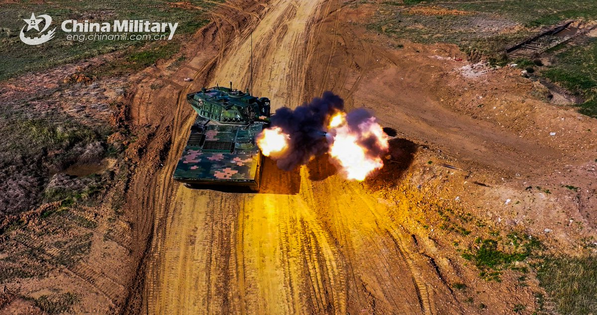 ChinaMilBugle's tweet photo. Live-fire Shooting: #Photos show #amphibious armored assault vehicles attached to a brigade under Chinese #PLA 72nd #GroupArmy firing at mock targets during a live-fire training exercise. #Chinamilitary https://t.co/PwMPZfkO1O