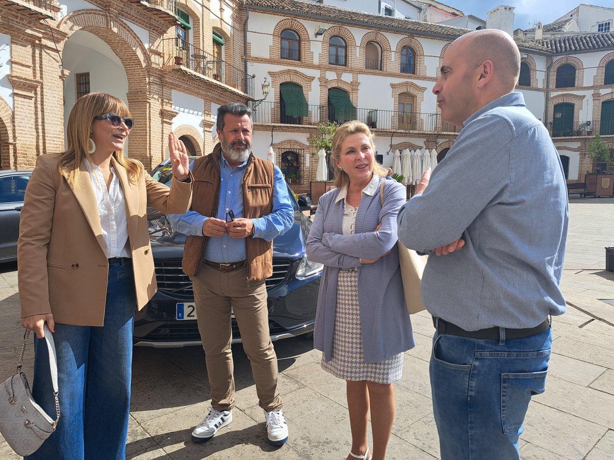 MalagaJuntaEE's tweet photo. Las delegadas @EmpleoJunta e @IgualdadAND @carmenssierra_ y @ruthparticipa presentan en @AyuntArchidona la #app #ANDALUZAA, que reúne en un solo clic toda la oferta de #formación y #empleo para #mujeres. #Cualificación #Igualdad
Vía @malagactualidad: https://t.co/llGtmGxa5t https://t.co/HiFcnYRcd8