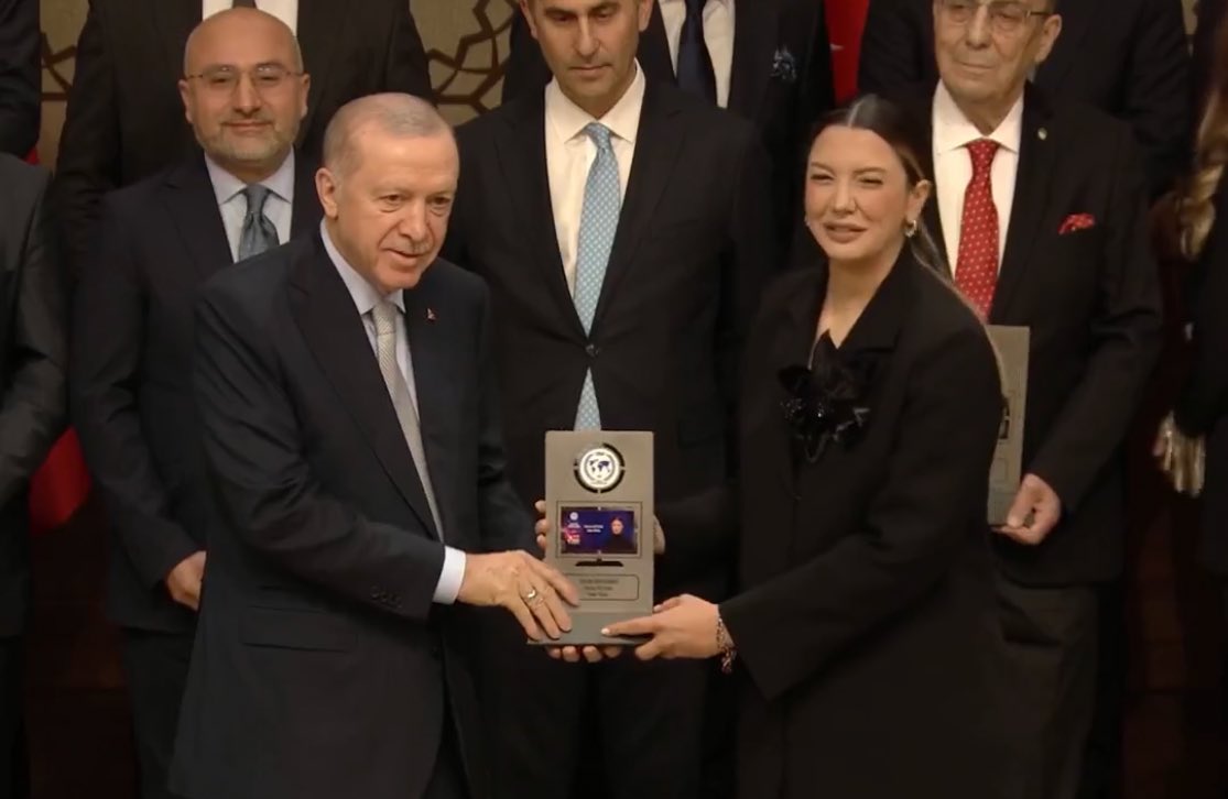 Cumhurbaşkanı Erdoğan, Yılın Habercilik ödüllerini dağıttı:

• Yılın Haber Kanalı: CNN Türk

• Yılın İnternet sitesi: Yeni Akit

• Yılın Yayın Yönetmeni: Likoğlıu- Yeni Şafak

• Yılın Muhabiri: Fulya Öztürk - CNN Türk