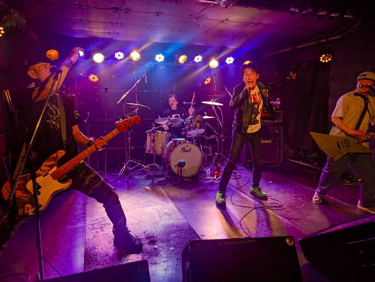 theheadons's tweet photo. 昨日は高円寺ShowBoatでライブ
来たくれた皆さん、対バン、主催の鉄砲弾、ありがとうございました！

オレたち伸び代しかないんで、さらにあげていきます！ https://t.co/lmqYIGBw7G