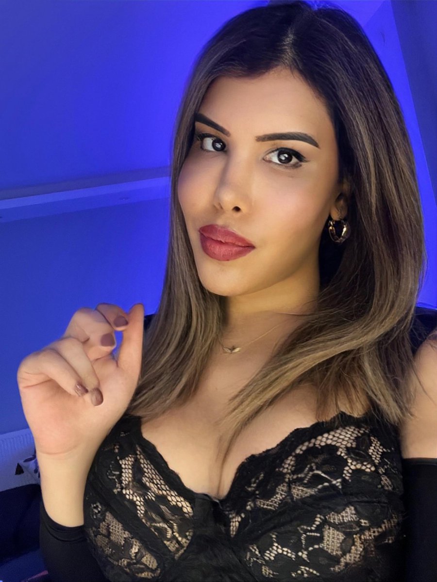 Yürek burkan bir ilhan berk dizesi; "ben hâlâ her şeyi sana anlatacakmış gibi biriktiriyorum."
#İzmir #Bornova #karşıyaka