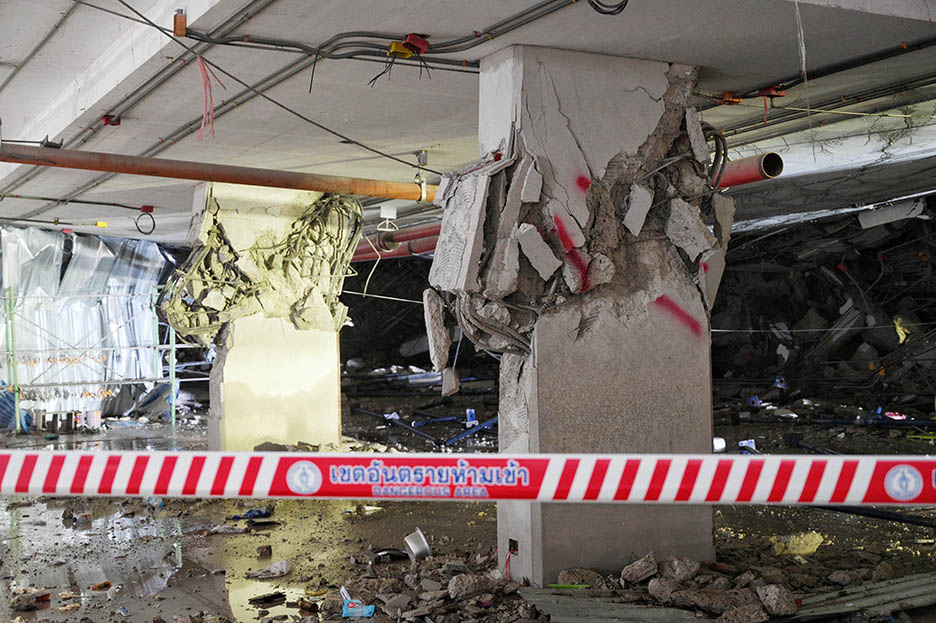 thai_tales's tweet image. Землетрясение в Бангкоке обрушило здание ГКУ! 🚨 Расследование выявило поддельные подписи инженеров и подозрительные изменения в проекте. Коррупция? 😡 Подробности: bamboopost.ru/2025/05/bangko… #Бангкок #ОбрушениеЗдания #Расследование