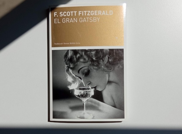 Demà, a <a href="/_LaCarbonera/">La Carbonera Llibreria</a> club de lectura
EL GRAN GATSBY de #FScottFitzgerald
conduït per <a href="/Fallen_der_Welt/">Iris Llop</a> 

carbonera.cat/event/cl-class…

#elgrangatsby #clubdelectura