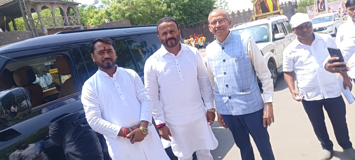 पुण्यश्लोक अहिल्यादेवी होळकर यांची जन्मभूमी चोंडी येथे आज ऐतिहासिक क्षण अनुभवण्याकरता , राज्य कॅबिनेट मंत्रिमंडळाच्या बैठकीचा साक्षीदार होण्यासाठी मी आज नगर येथून चौंडीला आलो आहे. सोबत धनगर समाज संघर्ष समितीचे अनेक कार्यकर्ते आणि श्री दत्ता खेमनार
हे पाऊल उचलल्याबद्दल माननीय