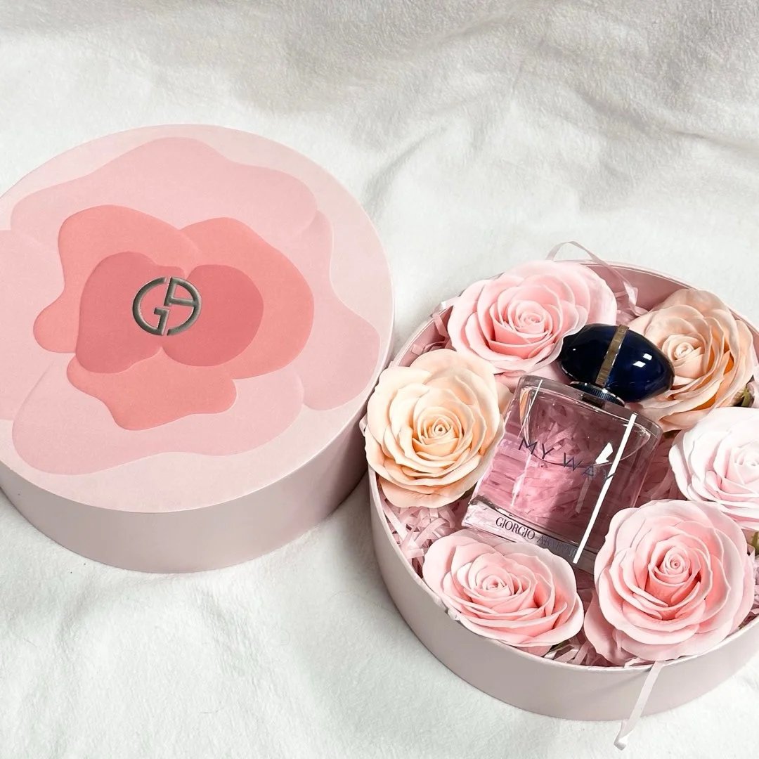 Daisyzhang2024's tweet image. Make your fragrance unforgettable — starting with the box.
✨ Custom perfume boxes with luxe finishes &amp;amp; sustainable materials.
Global shipping 🌍
👉 shorturl.at/IRYpa

#PerfumePackaging #LuxuryBoxes #Branding #customperfumeboxes