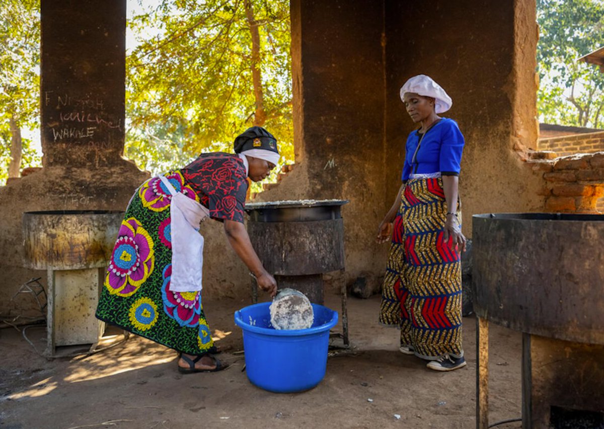 🌍 2.3 billion people lack access to clean cooking, exposing them to harmful health, environmental, and socioeconomic impacts. #SchoolMeals offer a powerful entry point for policy change as one of the largest consumers of biomass after households.

🔥 That's why #Malawi 🇲🇼 is