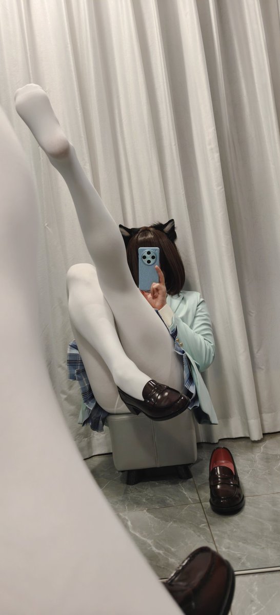 这个姿势是真的烧♥
#JK制服 #白丝JK #白丝 #白色裤袜