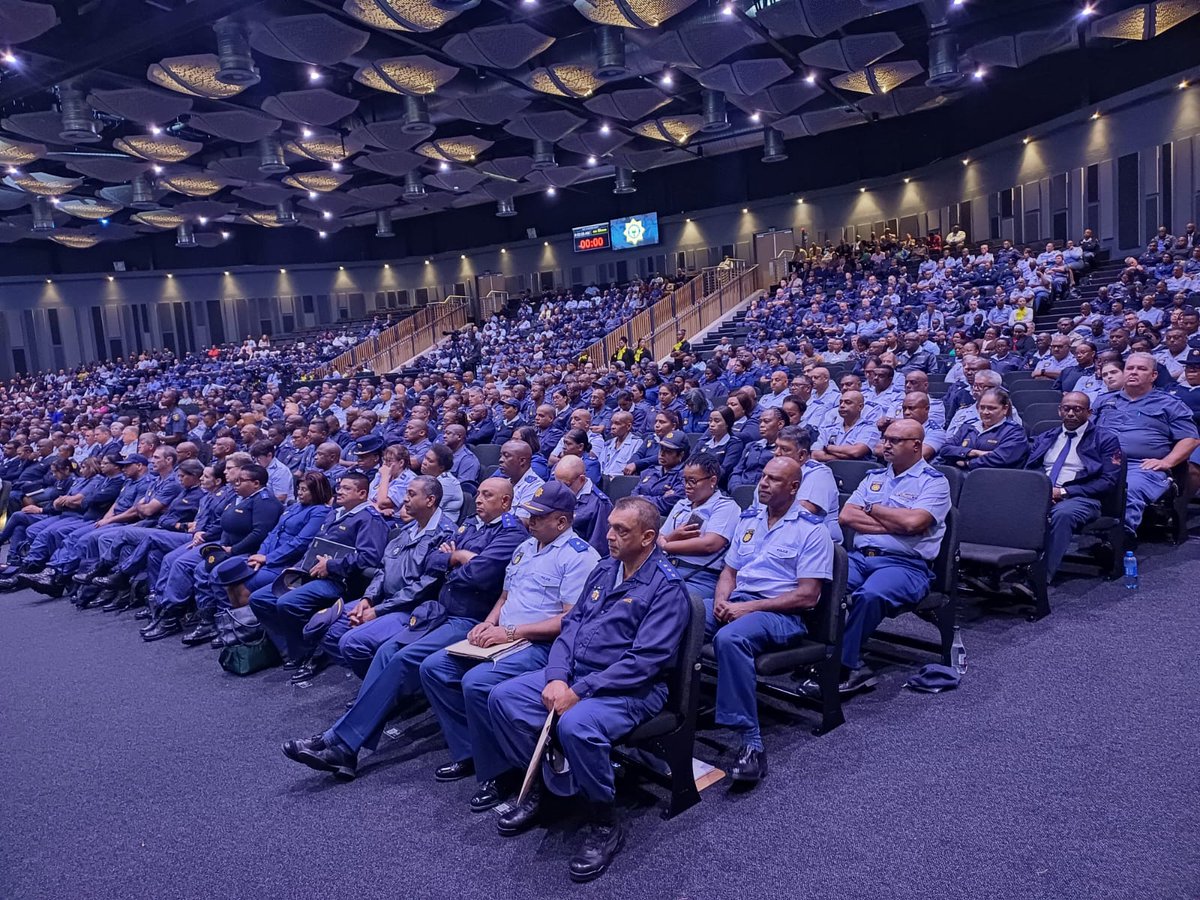 #sapsKZN [HAPPENING NOW] The Provincial Commissioner of KwaZulu-Natal, Lieutenant General Nhlanhla Mkhwanazi is currently having an accounting session with all commissioned officers and non-commissioned officers who form part of station management. The commanders are accounting
