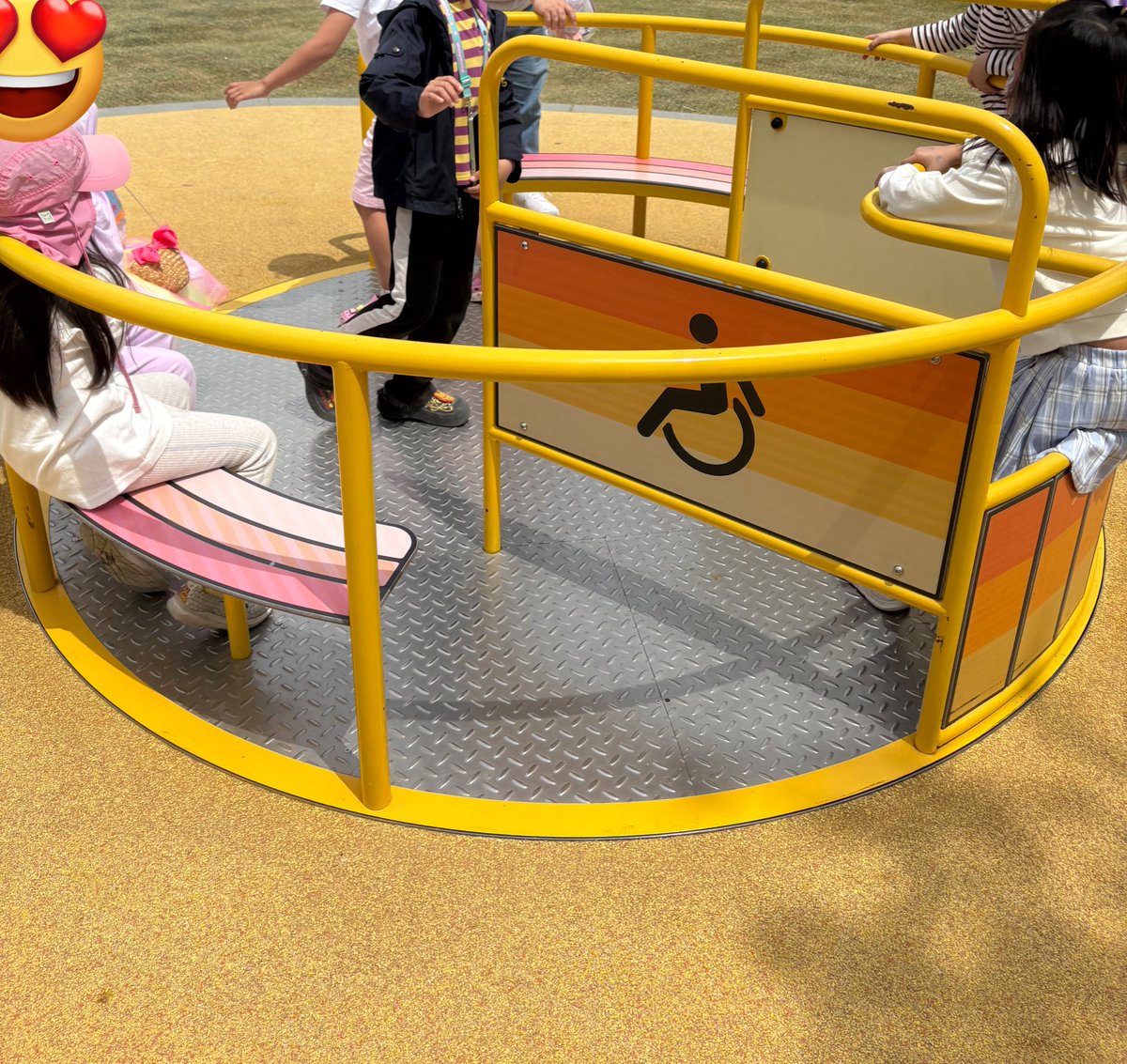 오늘 이천도자기축제 현장에서 발견한 것: 휠체어가 탈 수 있는 뺑뺑이. 진짜 처음 봄… 휠체어용 손잡이도 따로 있음